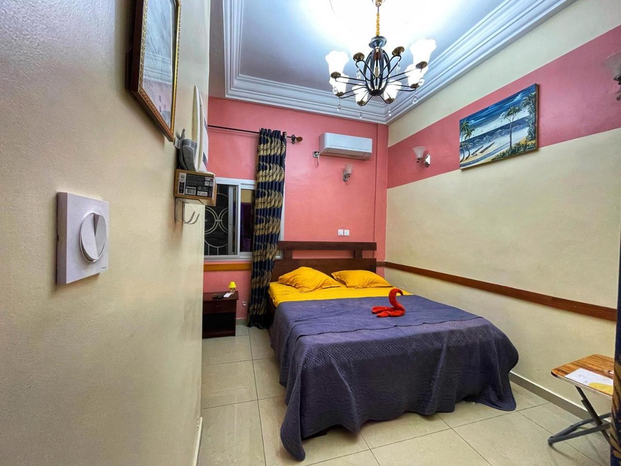 Chambre Meublee Biyem Assi Tkc Yaoundé Exterior foto